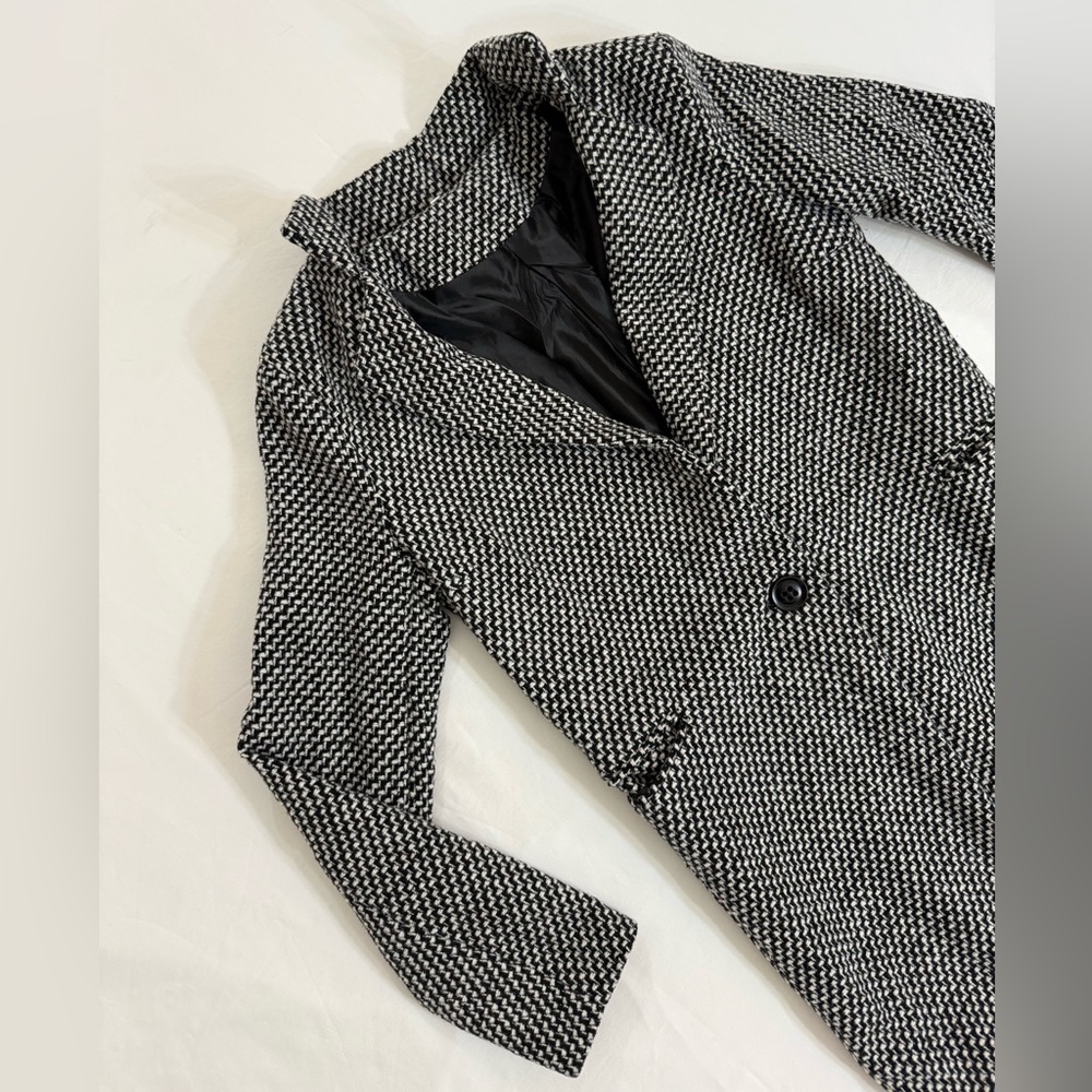 Chic Houndstooth Patterned Coat - image 1